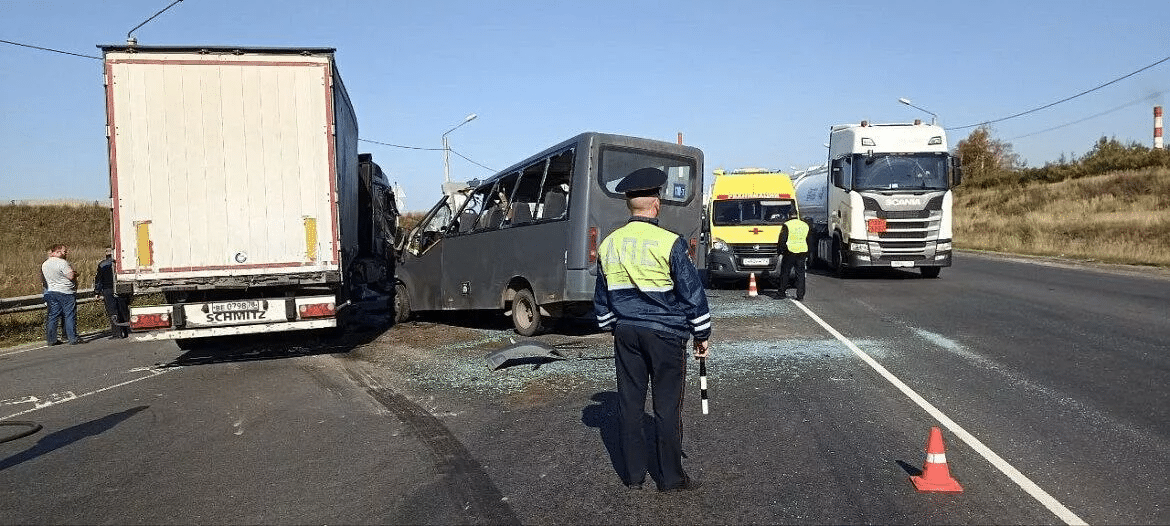 В жёстком ДТП под Нижним Новгородом пострадало 17 человек