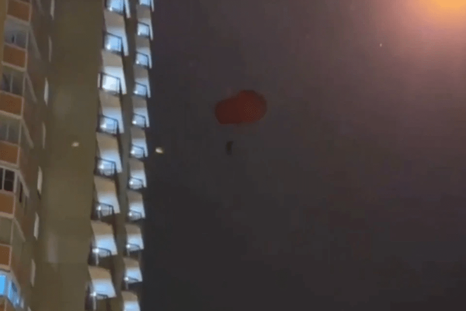 В Подмосковье местный житель прыгнул с парашютом с многоэтажки