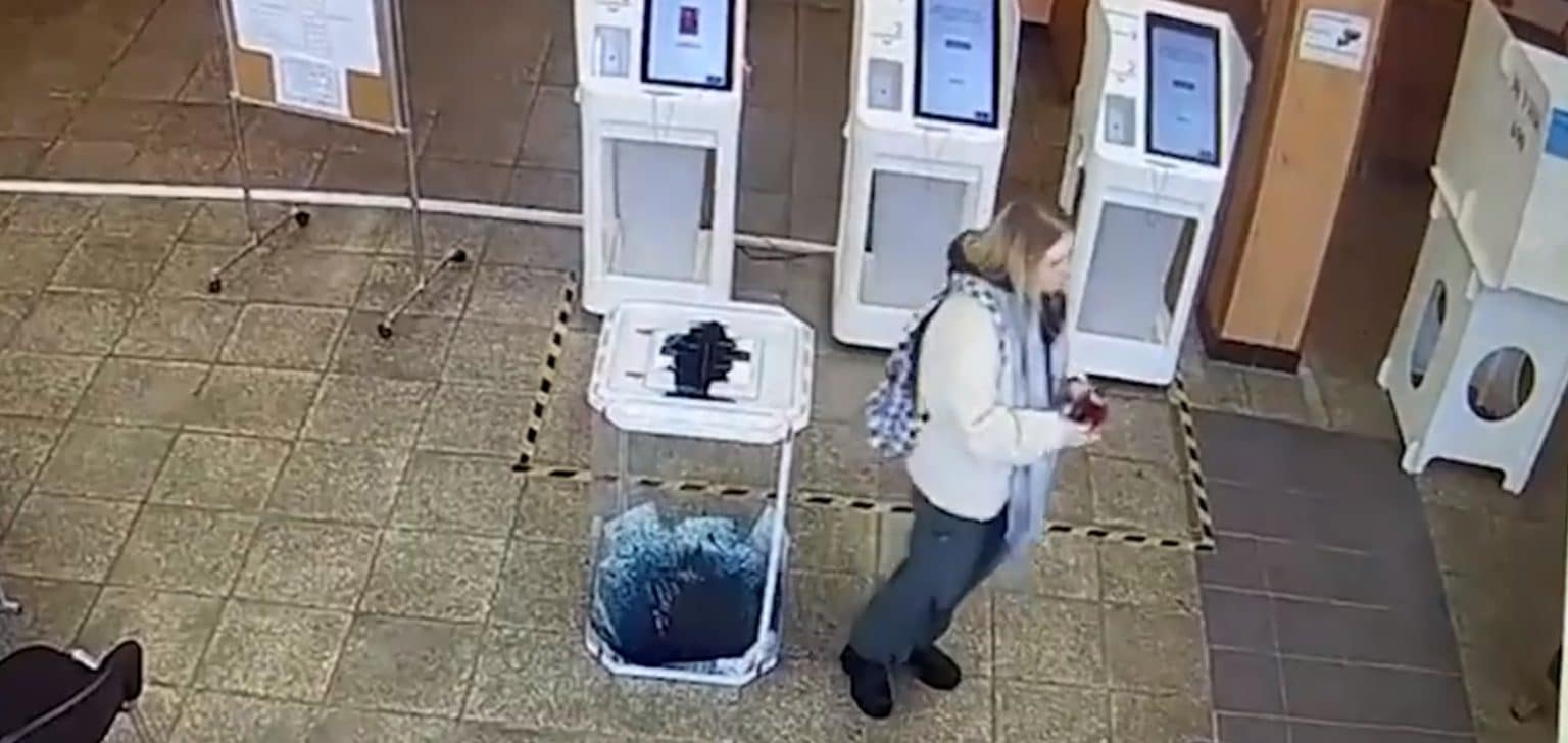 перемещение бюллетеней из переносного ящика. фото сейф пакета на выборах. голосование выборы 2021. 3. сохранность бюллетеней.