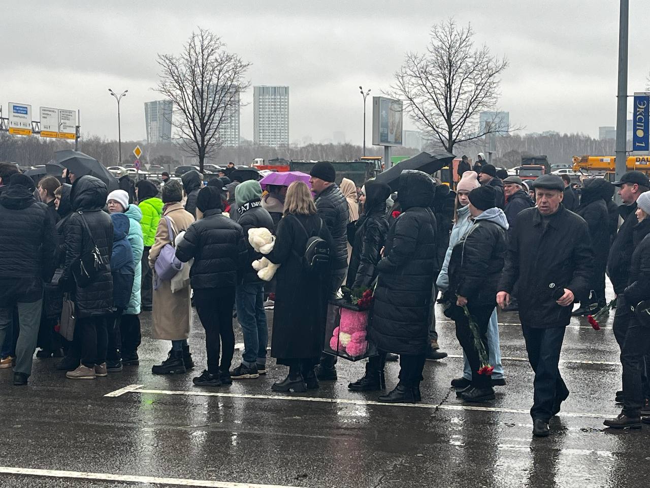В день траура в Москве толпы людей приезжают к мемориалу памяти возле «Крокус Сити Холла»