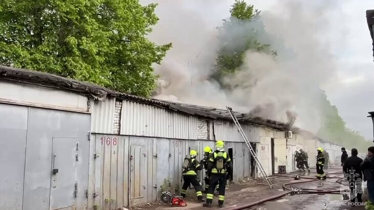 Сразу пять гаражей сгорели на юге Москвы