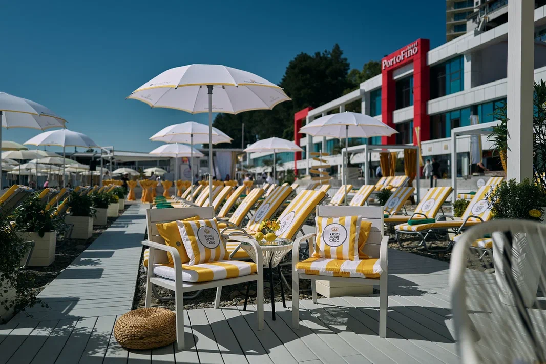 Коллаборация лета: в Сочи открылся пляж Radio Monte Carlo в отеле Pullman