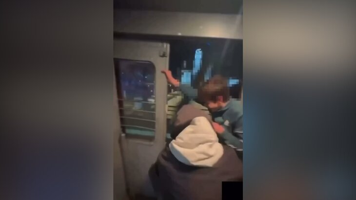 Родителям подростков, выбросивших самокат из московского поезда, выписали штраф