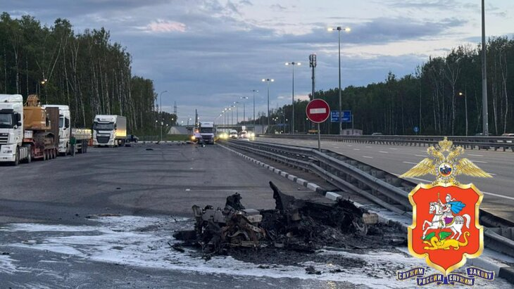 Спорткар разбился и взорвался на платной трассе под Москвой