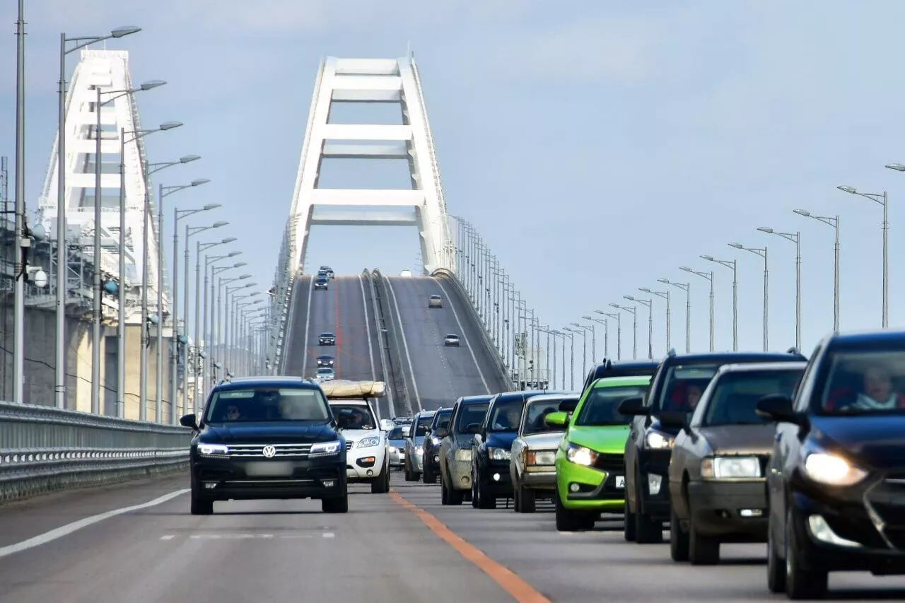 Свыше 3 тысяч автомобилей стоят в пробке на Крымском мосту