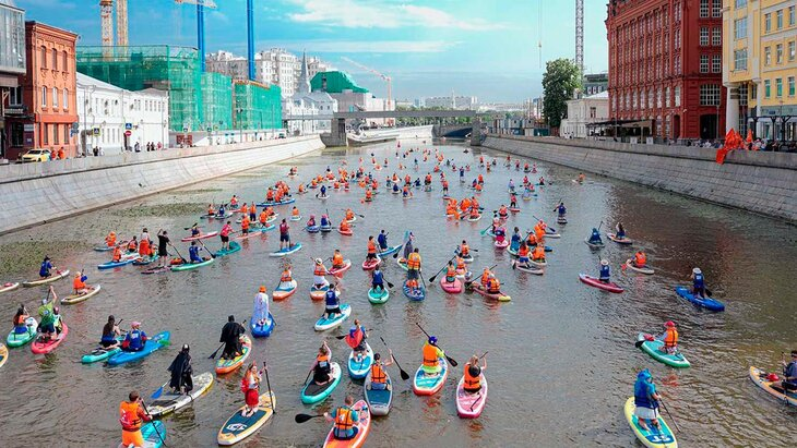 Более трех тысяч москвичей проплыли по Москве-реке на сап-бордах