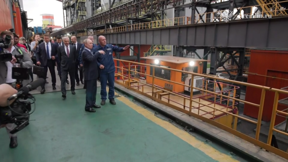 Путину лично показали самую мощную коксовую батарею в России