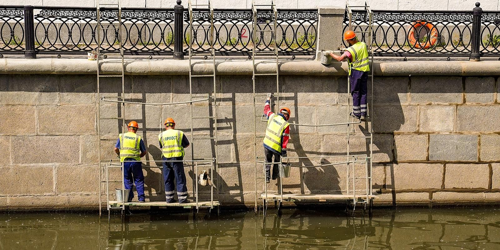 В Москве начали ремонтировать Лужнецкую набережную