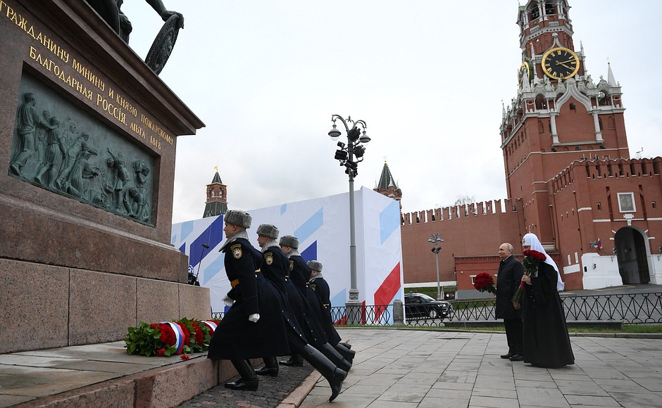 Владимир Путин возложил цветы к памятнику Минину и Пожарскому в День народного единства