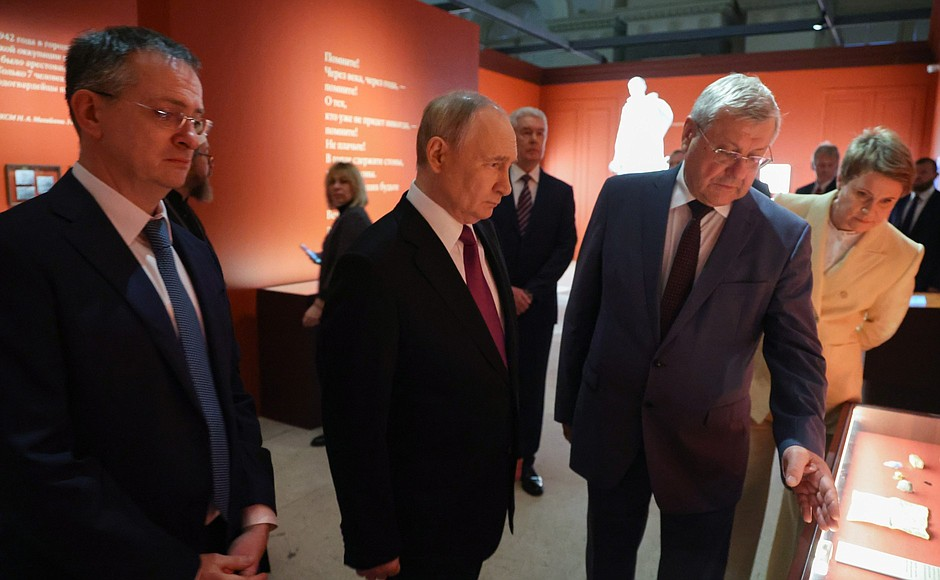 Путин вручил государственные награды за вклад в укрепление единства нации