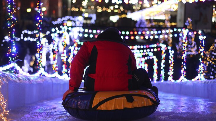 Ключи в кармане и катание вдвоем: эксперт предупредил об опасностях тюбинга