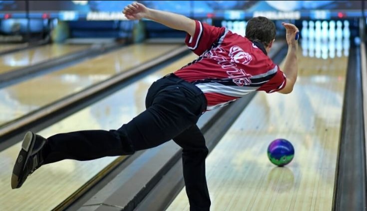 Как правильно бросать шар в боулинге: техника, стили и точный бросок