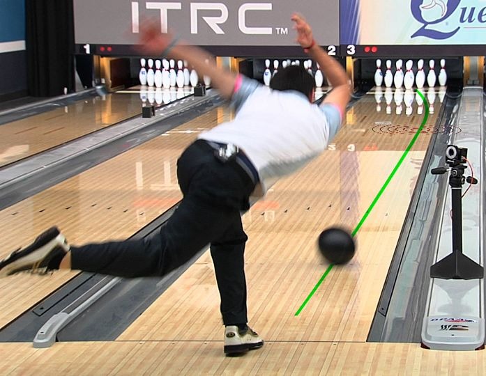 Как правильно бросать шар в боулинге: техника, стили и точный бросок