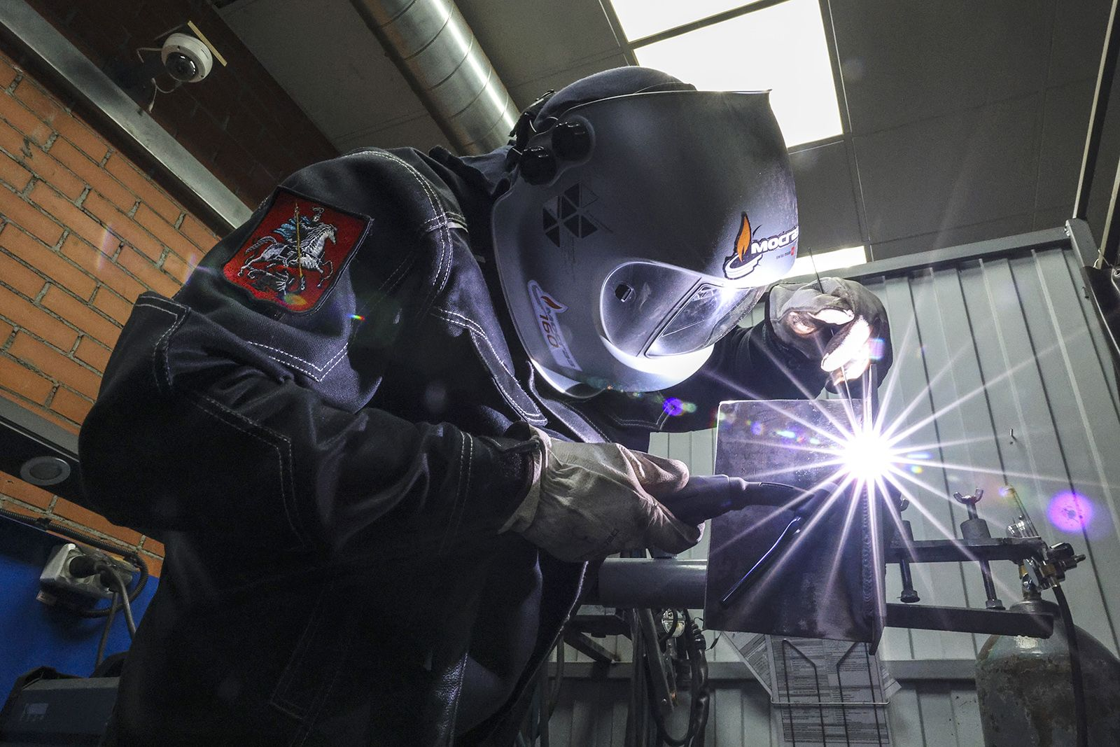 Зарплата сварщиков в России достигла 500 тысяч рублей