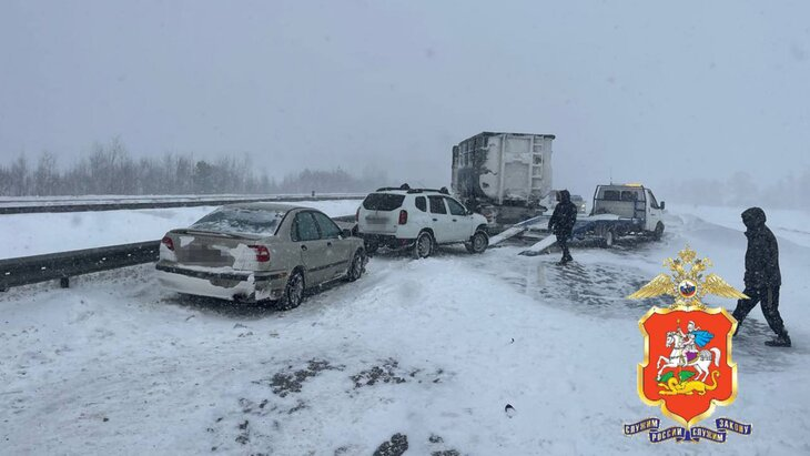 Больше десятка машин столкнулись на трассе в Подмосковье