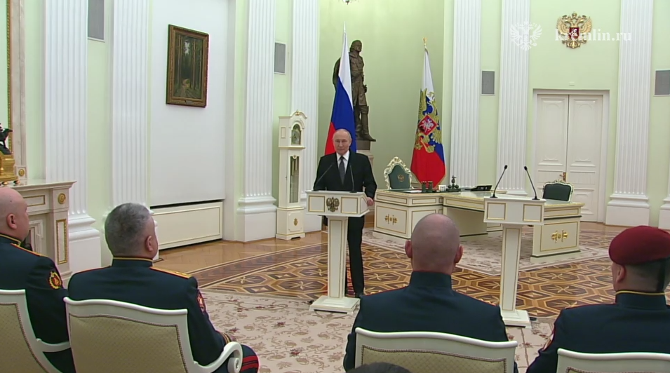 Путин в Кремле вручил награды в День защитника Отечества