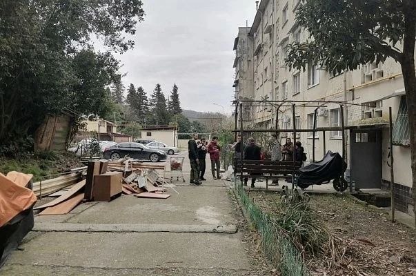 В Сочи продолжают освобождать подвальные помещения от хлама