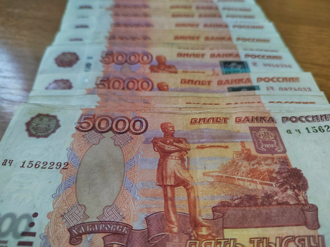 В трёх регионах России средняя зарплата превысила 200 тысяч рублей