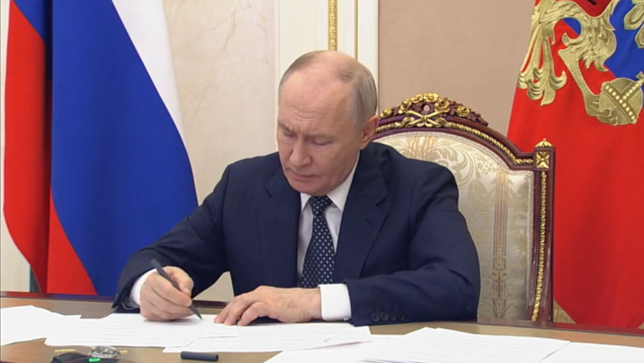 Путин подписал закон о заморозке счетов и ограничениях для скрывающихся за рубежом преступников и иноагентов