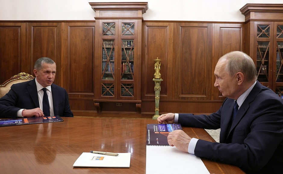 Трутнев доложил Путину о росте экономики Дальнего Востока выше среднего по России