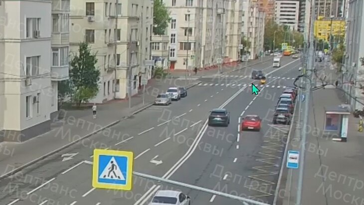В Москве машина сбила мотоциклиста на перекрёстке