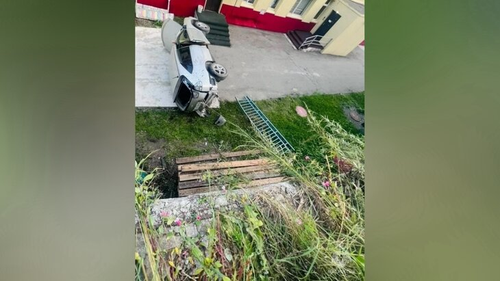 На Камчатке водитель выпрыгнул из машины за секунду до падения с обрыва