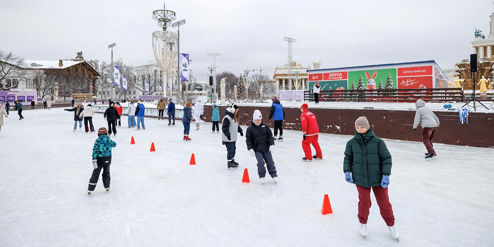 На ВДНХ начали монтировать каток