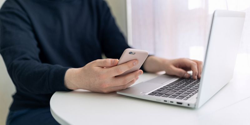 Минпросвещения рекомендовало не давать детям до семи лет смартфоны и планшеты